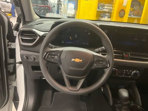 Used 2025 Chevrolet TrailBlazer LT AWD/4WD image 13
