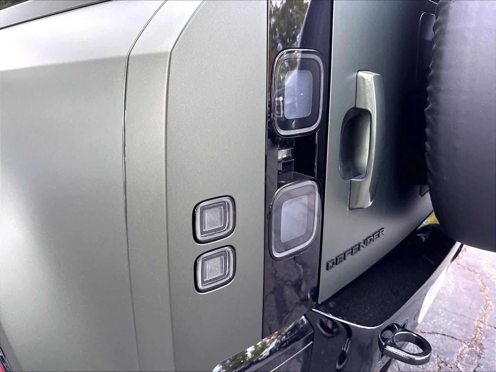New 2026 Land Rover Defender 110 X-Dynamic SE AWD/4WD image 24