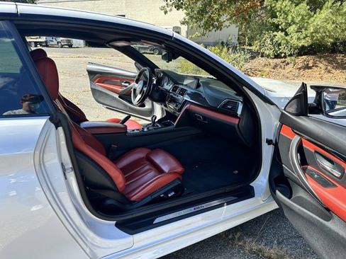 Used 2020 BMW M4 Convertible image 24