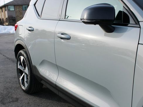 Used 2025 Volvo XC40 B5 Plus image 48