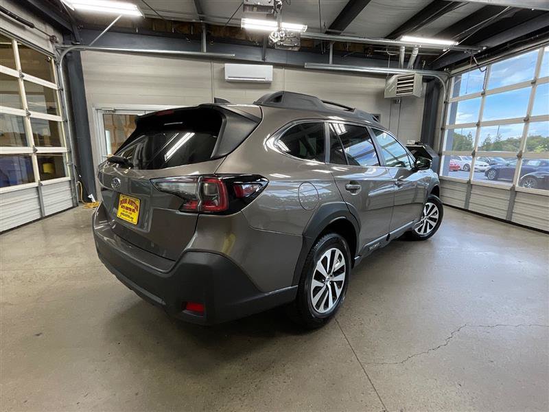 Used 2023 Subaru Outback Premium AWD/4WD image 5