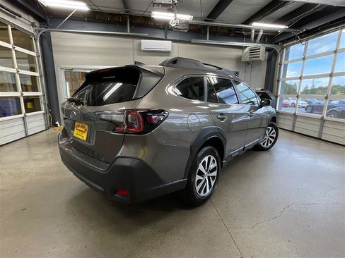 Used 2023 Subaru Outback Premium AWD/4WD image 5