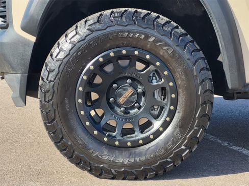 Used 2024 Chevrolet Colorado Trail Boss w/ Technology Package image 10