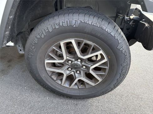 Used 2025 Jeep Wrangler Unlimited Sahara AWD/4WD image 8