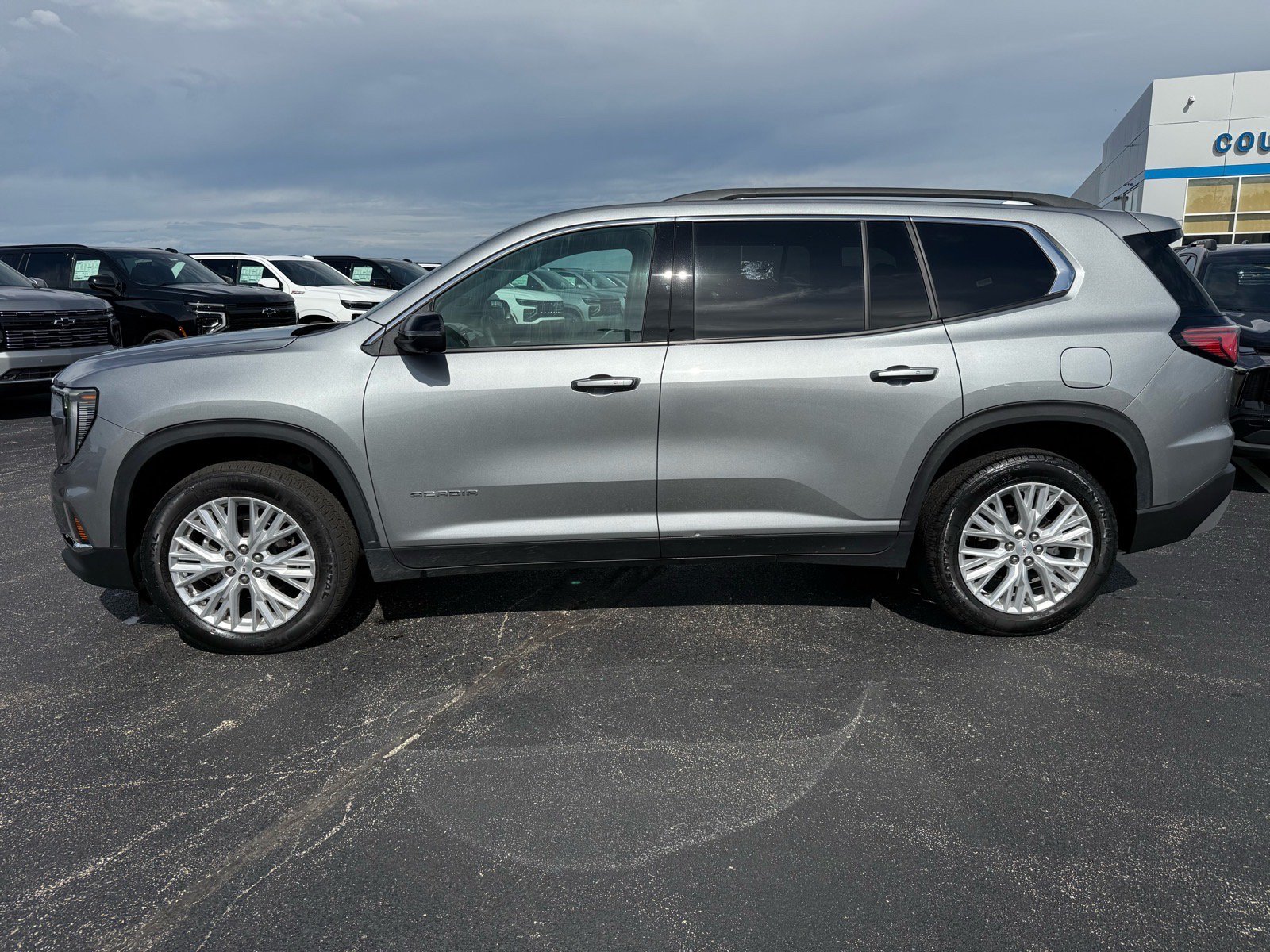 Used 2026 GMC Acadia Elevation w/ Elevation Premium Package FWD image 2