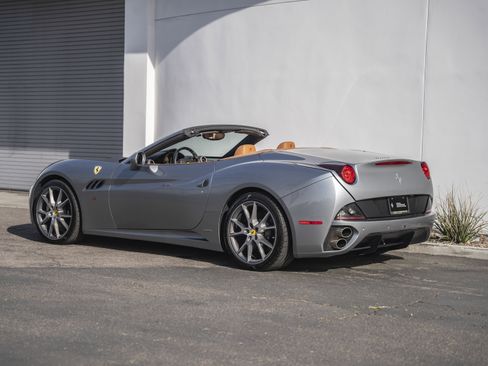 Used 2010 Ferrari California image 3