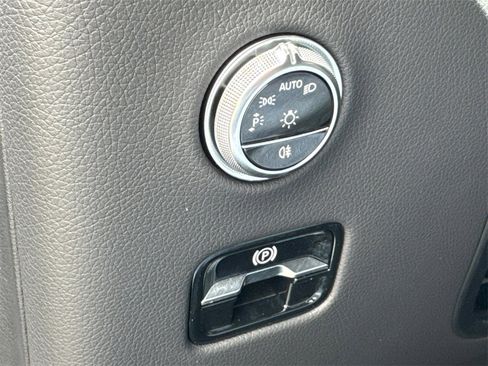 Used 2024 Mercedes-Benz GLC 300 4MATIC image 33