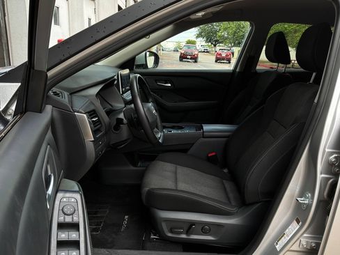 Used 2025 Nissan Rogue SV FWD image 9