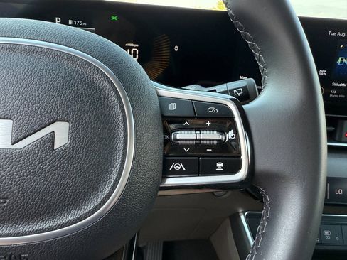 Used 2025 Kia Carnival EX FWD image 29