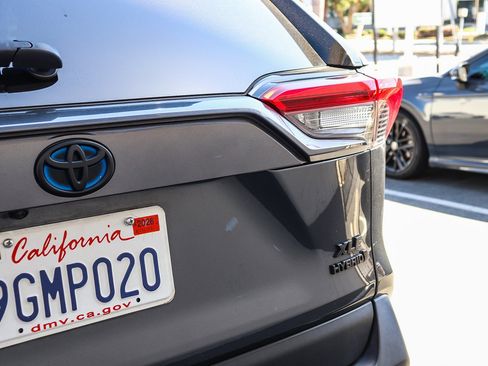 Used 2023 Toyota RAV4 XLE Premium image 13