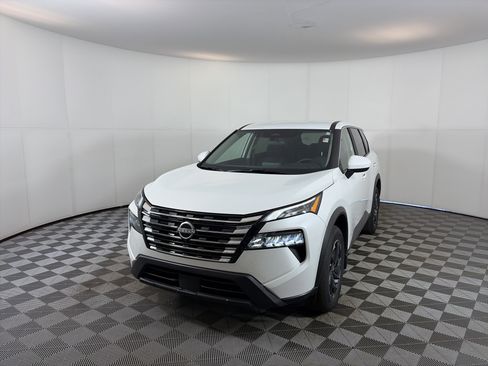 Certified 2025 Nissan Rogue SV image 2