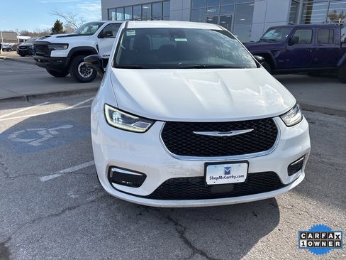 Used 2025 Chrysler Pacifica Select image 9