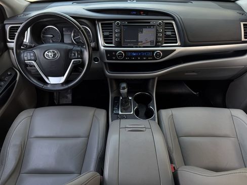 Used 2018 Toyota Highlander XLE FWD image 11