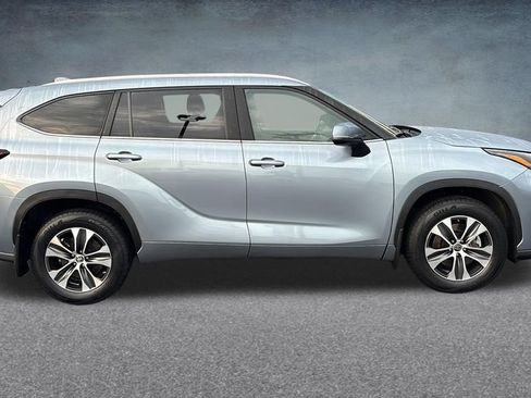 Used 2023 Toyota Highlander XLE AWD/4WD image 31