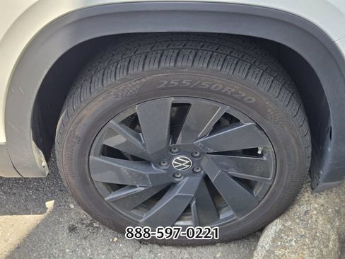 Used 2024 Volkswagen Atlas Cross Sport SE w/ Panoramic Sunroof Package FWD image 8