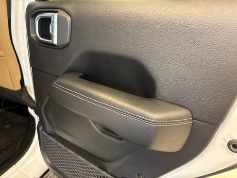 Used 2019 Jeep Wrangler Unlimited Sahara image 32