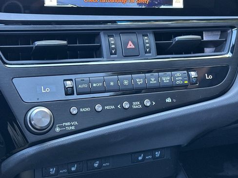 Used 2025 Lexus ES 300h w/ Premium Package image 17