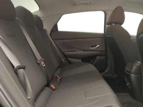 Used 2025 Hyundai Elantra SE image 19