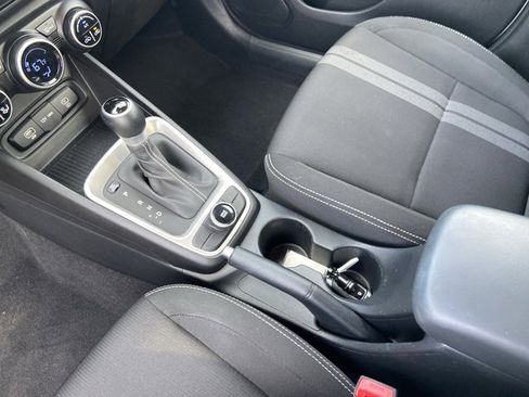 Used 2025 Hyundai Venue SEL FWD image 24