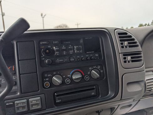 Used 1999 Chevrolet Suburban 1500 4WD w/ Preferred Equipment Group 2 image 16