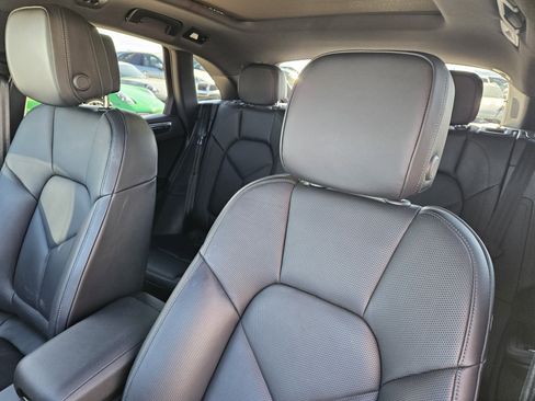 Certified 2025 Porsche Macan image 6