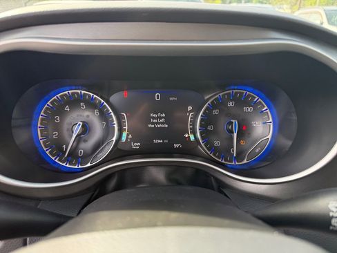 Used 2024 Chrysler Pacifica Touring-L FWD image 16