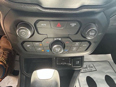 Used 2018 Jeep Renegade Altitude w/ Popular Equipment Group FWD image 25