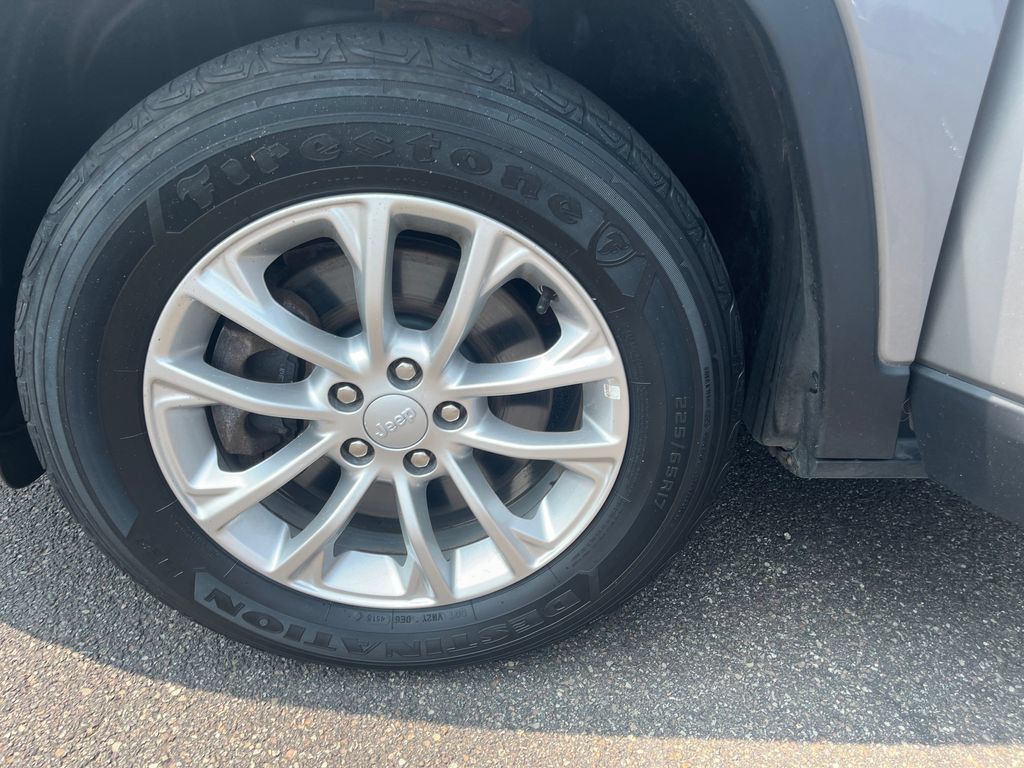 Used 2019 Jeep Cherokee Latitude w/ Popular Appearance Group AWD/4WD image 26