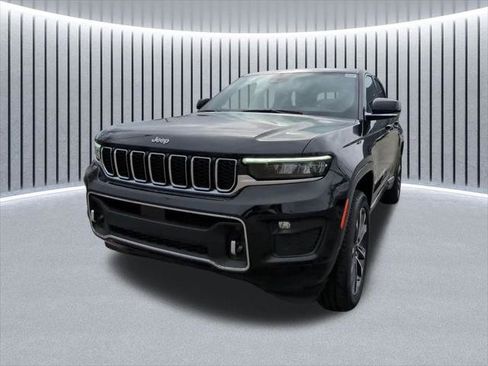 Certified 2024 Jeep Grand Cherokee Overland w/ Luxury Tech Group IV AWD/4WD image 17