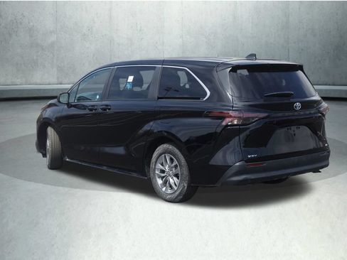 Used 2025 Toyota Sienna LE FWD image 14
