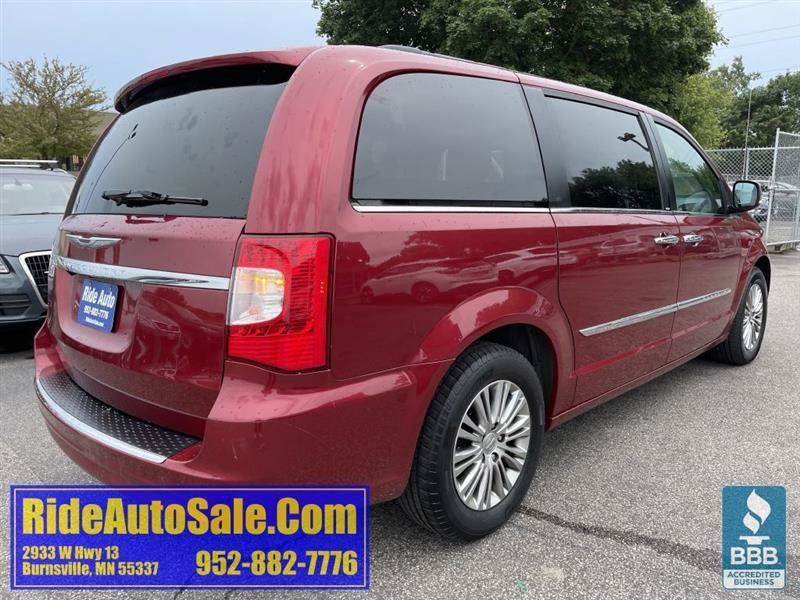 Used 2013 Chrysler Town & Country Touring-L w/ Driver Convenience Group FWD image 5