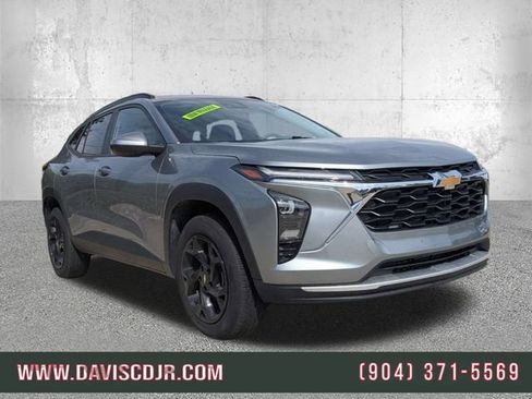 Used 2025 Chevrolet Trax LT FWD image 1