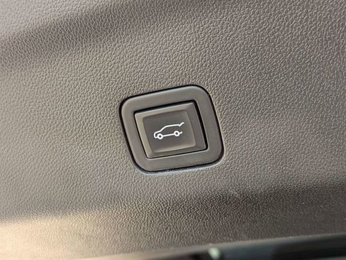 Used 2023 Chevrolet Suburban Premier image 15