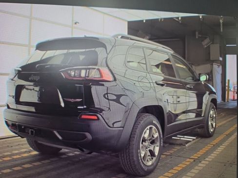 Used 2019 Jeep Cherokee Trailhawk AWD/4WD image 3