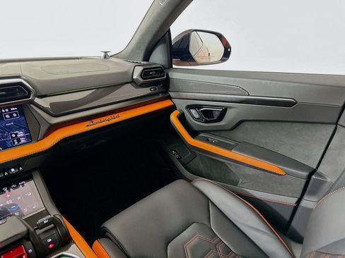 Used 2025 Lamborghini Urus SE AWD/4WD image 24