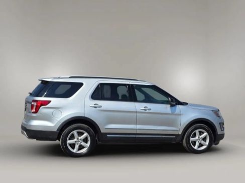 Used 2017 Ford Explorer XLT w/ Equipment Group 202A AWD/4WD image 4