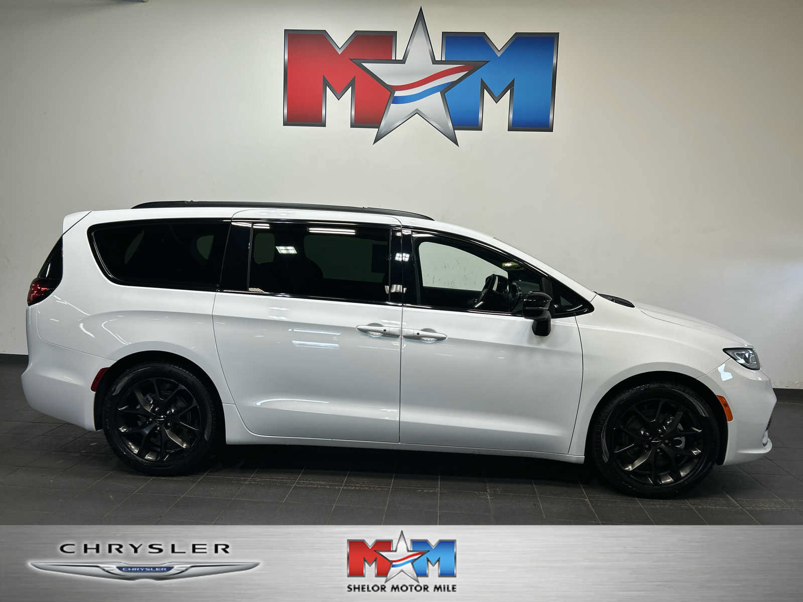 Used 2025 Chrysler Pacifica Limited FWD image 1