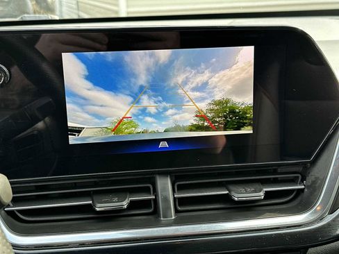 Certified 2025 Chevrolet Trax RS w/ Sunroof Package image 22