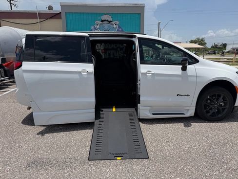 Used 2024 Chrysler Pacifica Touring-L w/ S Appearance Package FWD image 9