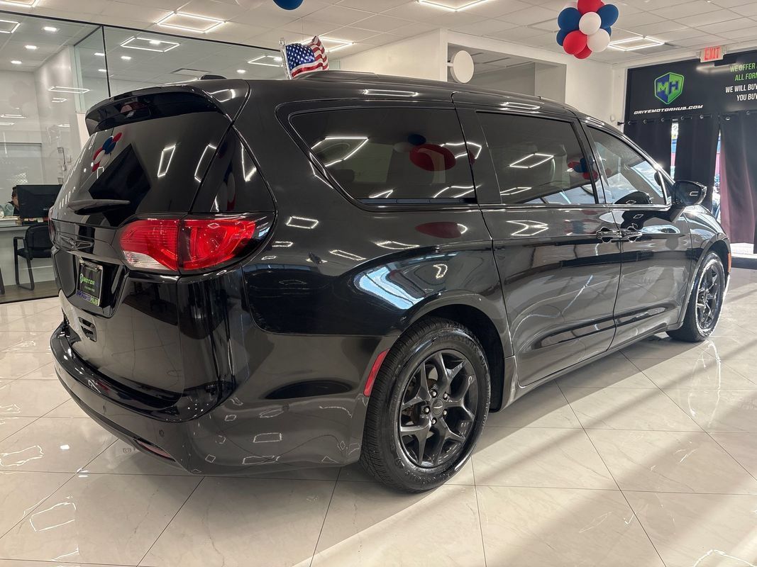 Used 2019 Chrysler Pacifica Touring-L Plus w/ Advanced Safetytec Group FWD image 12