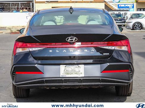 New 2025 Hyundai Elantra Limited FWD image 5