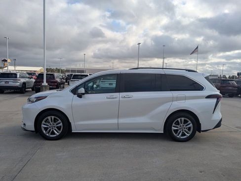 Used 2023 Toyota Sienna XLE w/ XLE Plus Package image 8