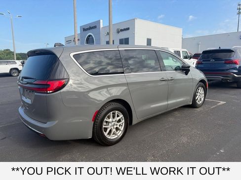 Used 2025 Chrysler Pacifica Select FWD image 6
