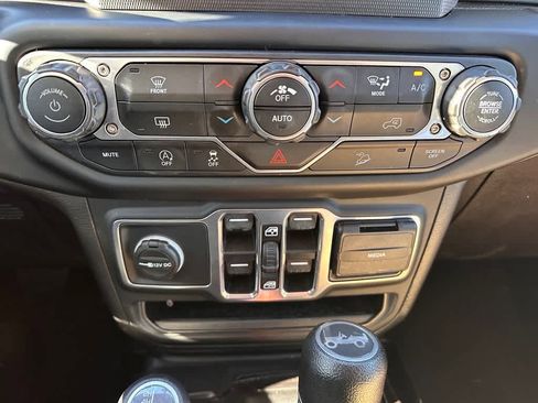 Used 2019 Jeep Wrangler Unlimited Sahara image 22