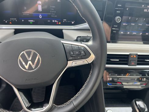 Certified 2025 Volkswagen Taos SE w/ Panoramic Sunroof Package image 19