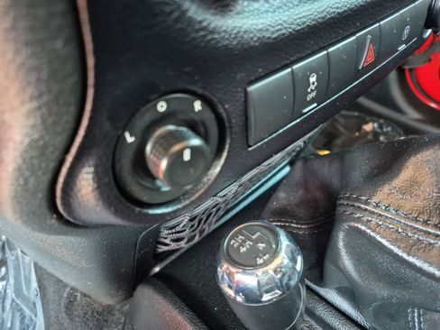 Used 2018 Jeep Wrangler Unlimited Rubicon w/ Connectivity Group AWD/4WD image 30