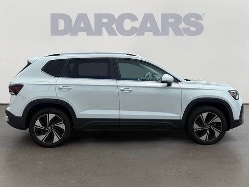Used 2025 Volkswagen Taos SE AWD/4WD image 8