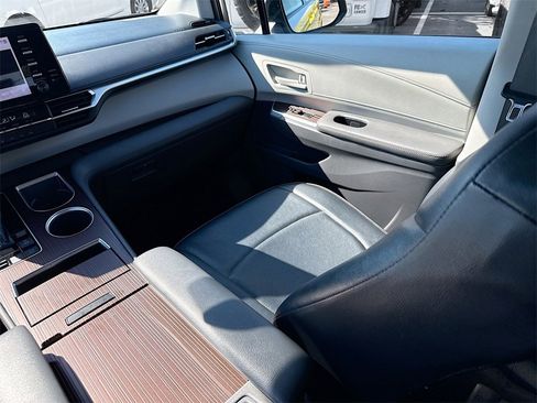 Used 2022 Toyota Sienna LE image 26