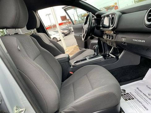 Used 2018 Toyota Tacoma TRD Sport image 14