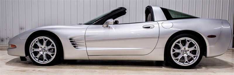 Used 2002 Chevrolet Corvette Coupe w/ Preferred Equipment Group1 RWD image 16
